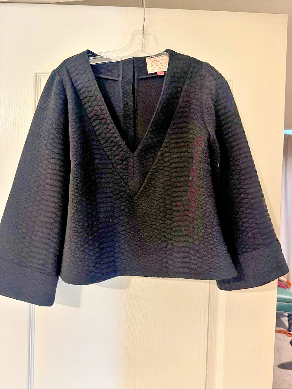 Buru Snakeskin Textured V-Neck in Black Size Medium Like New